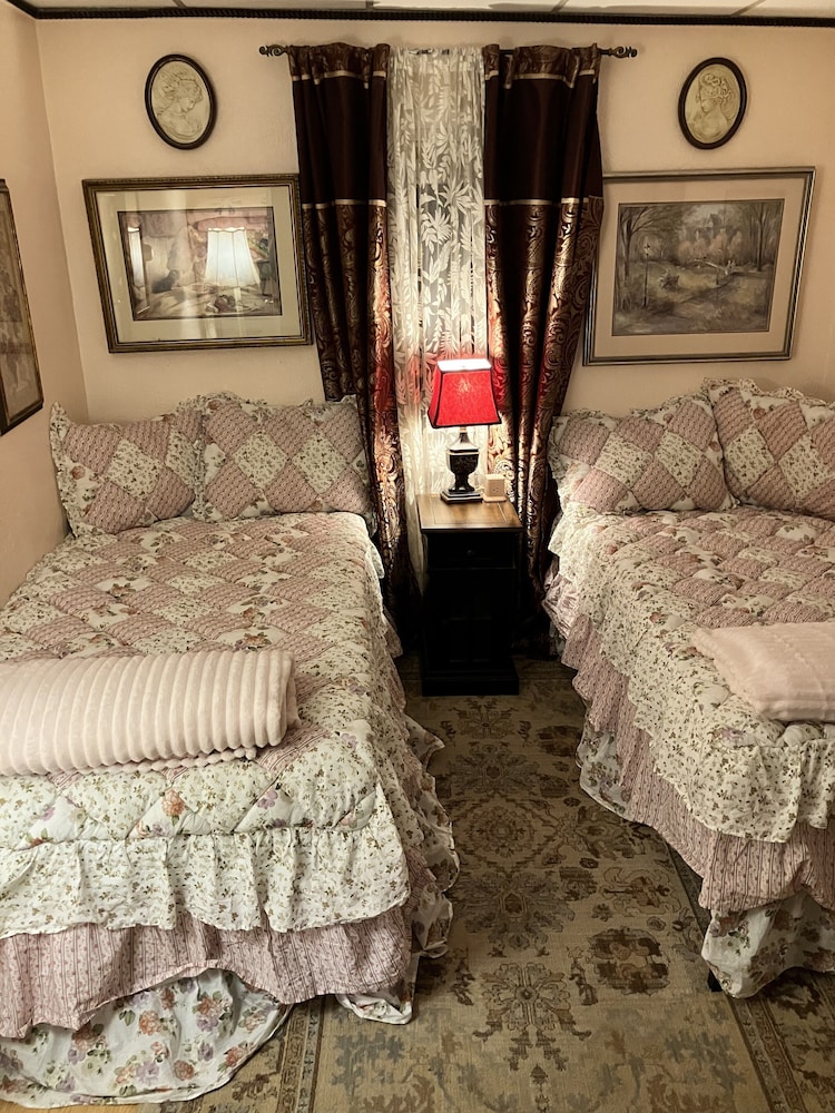 Tom's Room - 2 Twin or Double Bed, Shared Bath, Ground Floor photo 1