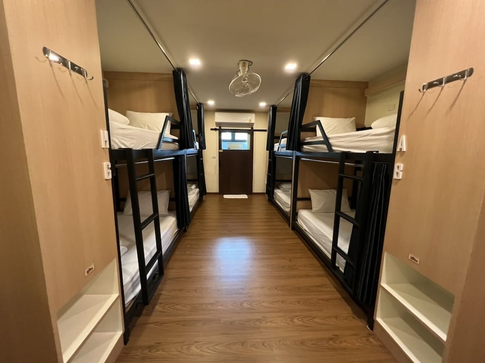 8-Bed Family room with Bathroom