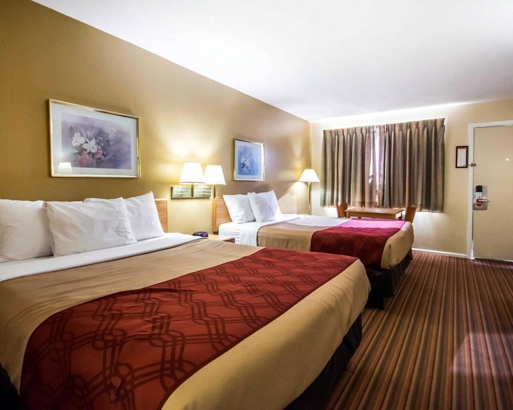 Room, 2 Queen Beds, Smoking - Photo 1