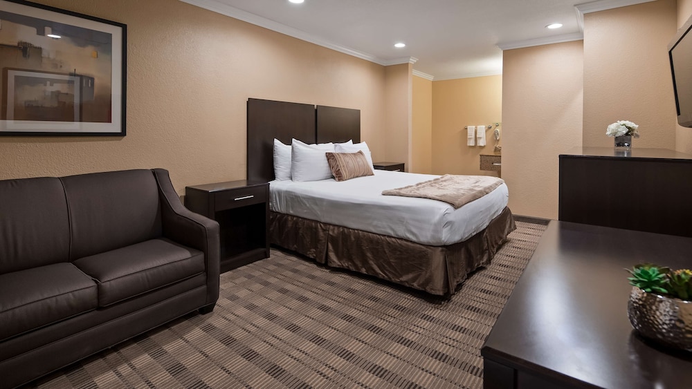 Standard Room, 1 King Bed, Accessible, Bathtub - Photo 1