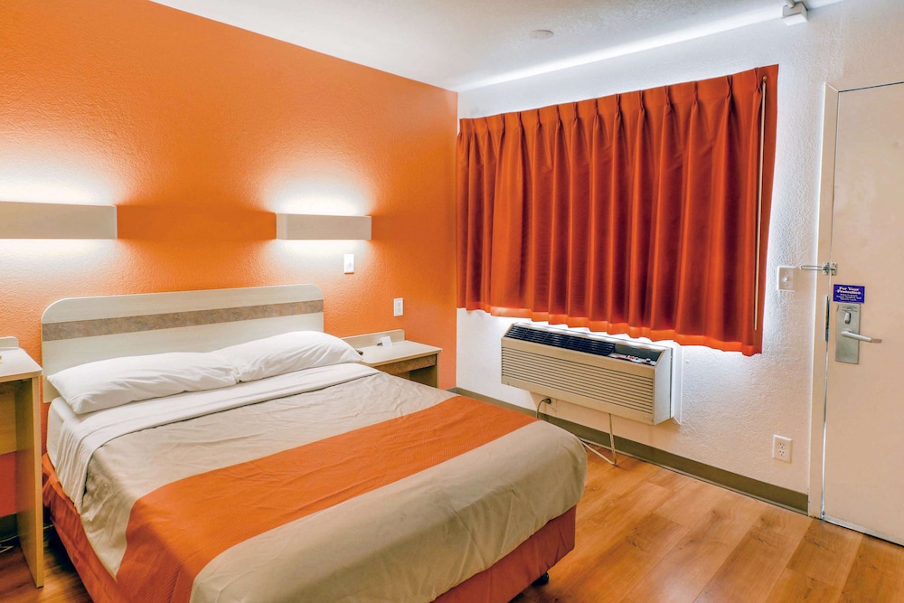 Standard Room, 1 Queen Bed, Accessible, Non Smoking photo 2