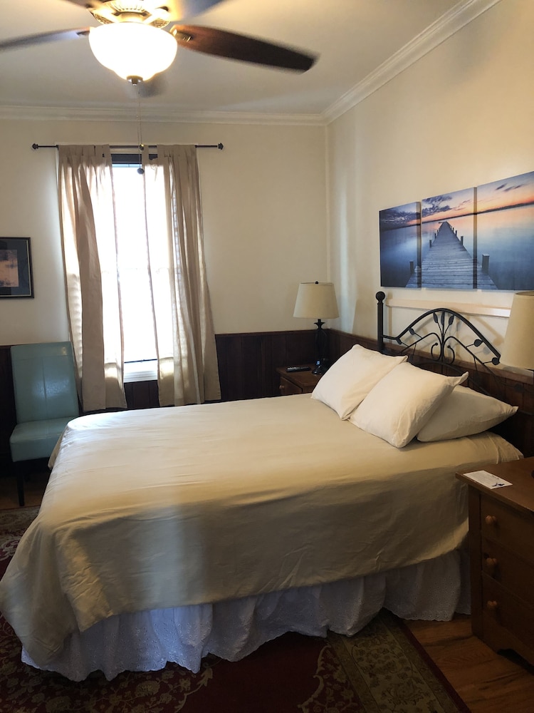 Basic Room, 1 Queen Bed