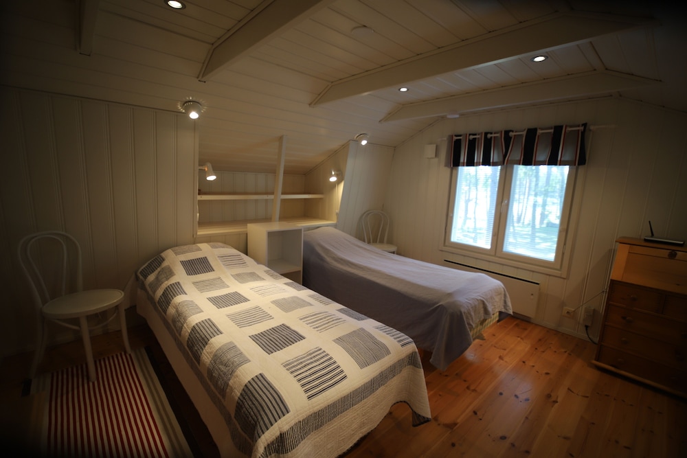 Traditional Cottage, 2 Bedrooms, Sea View, Beachside photo 2