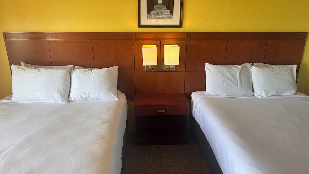 Signature Room, 2 Queen Beds, Non Smoking, Lake View photo 2