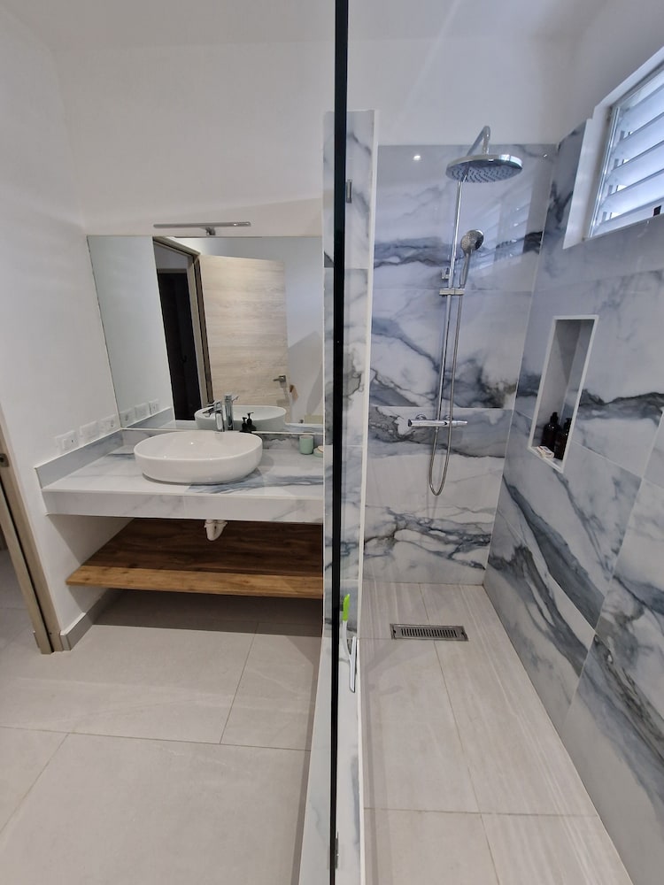 Economy Room, 2 Twin Beds, Pool Access, Hill View photo 2