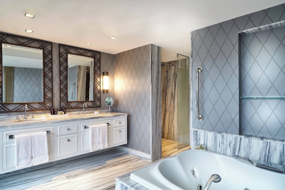 Presidential Suite, 1 King Bed (Balcony)