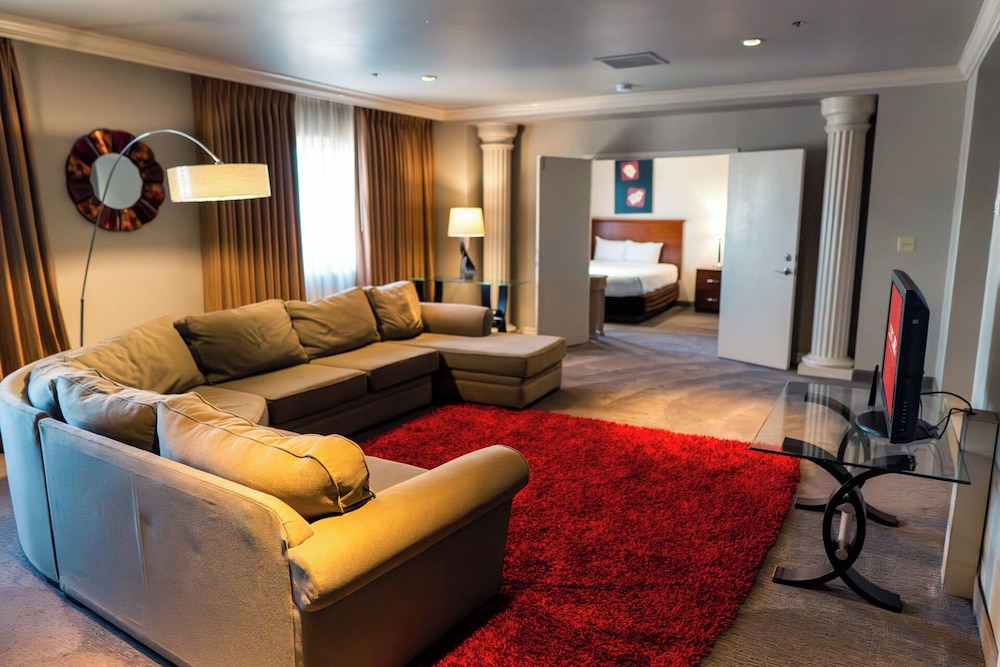 Penthouse Suite - Photo 2
