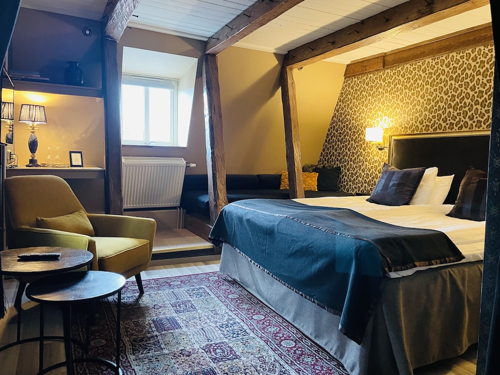Double Room (2 Level Room - Large)
