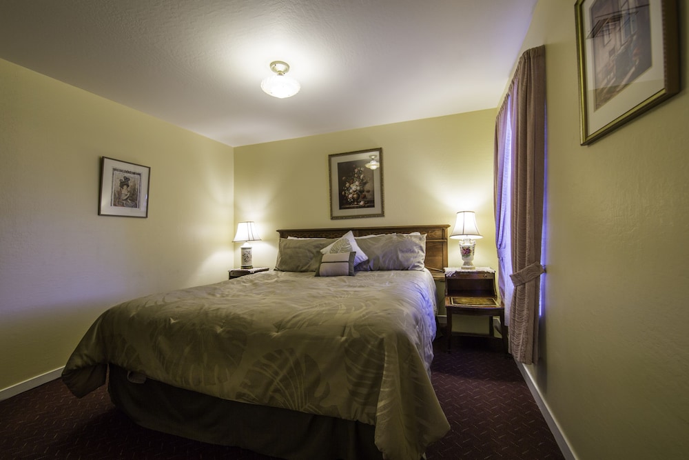 Superior Suite, 1 King Bed, Kitchenette - Photo 4