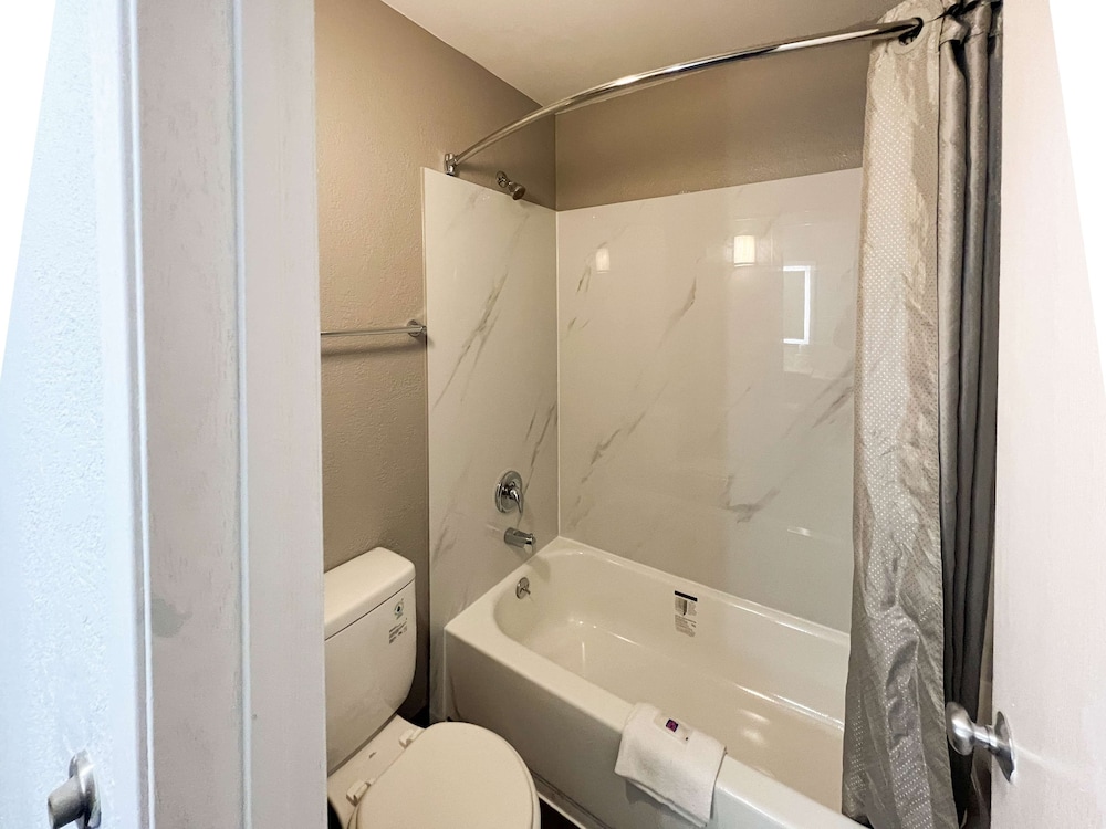 Standard Room, 1 Queen Bed, Non Smoking, Kitchenette - Photo 9