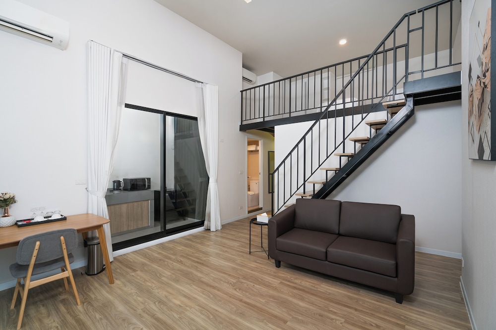 Deluxe Suite, Multiple Beds, Non Smoking, Poolside (Living Room) photo 2