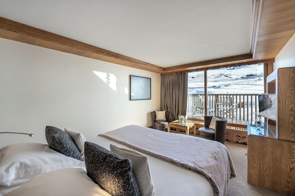 Room (Saulire, central bed)