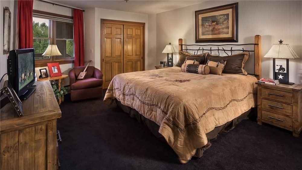 Deluxe Condo, 2 Bedrooms, Mountain View, Mountainside