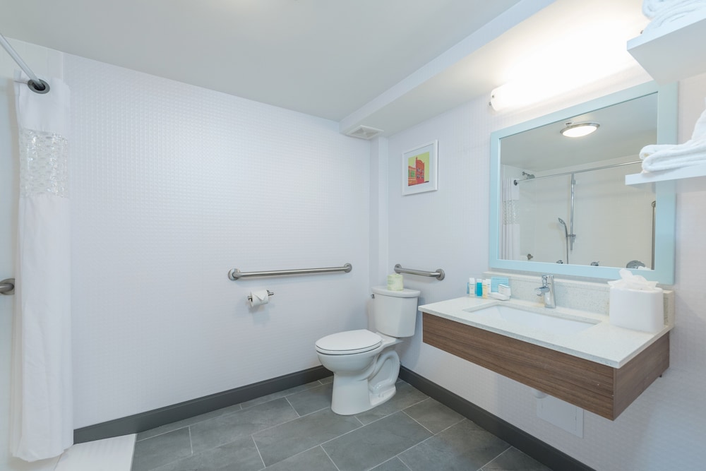 Room, 2 Queen Beds, Accessible (Roll-In Shower) - Photo 6
