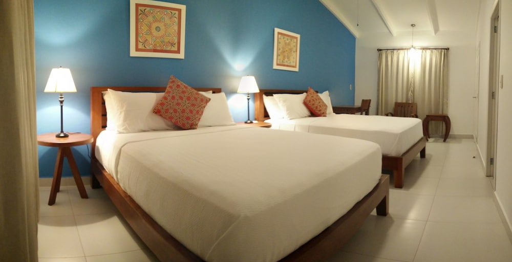 Family Quadruple Room, 2 Queen Beds, Courtyard View photo 1