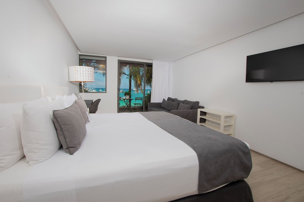Deluxe Room, 1 King Bed, Ocean View photo 2