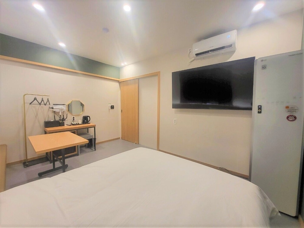 Premium Double Room - Photo 10