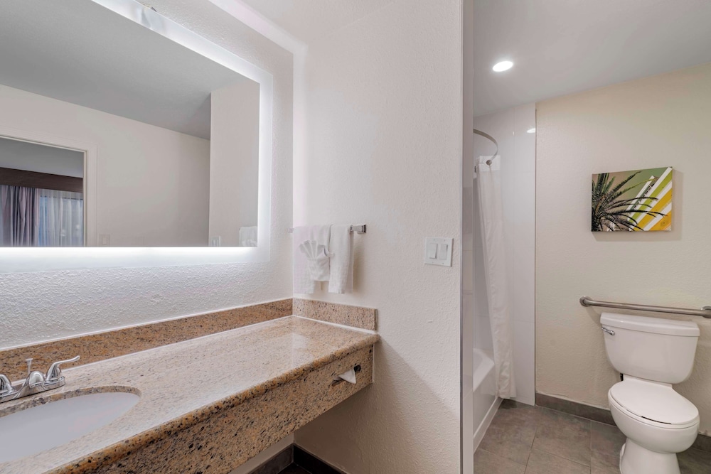 Standard Room, 1 King Bed, Non Smoking, Refrigerator - Photo 4