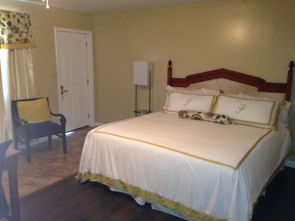 Deluxe Room, 1 King Bed, Non Smoking photo 1