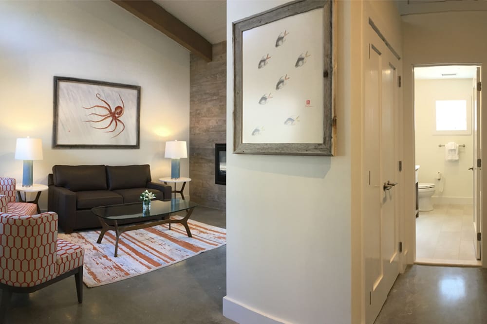 Suite, 1 King Bed photo 2
