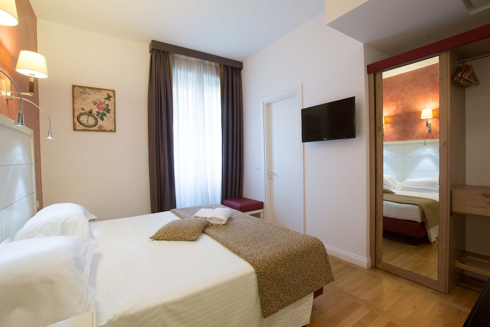 Superior Twin Room thumbnail 5
