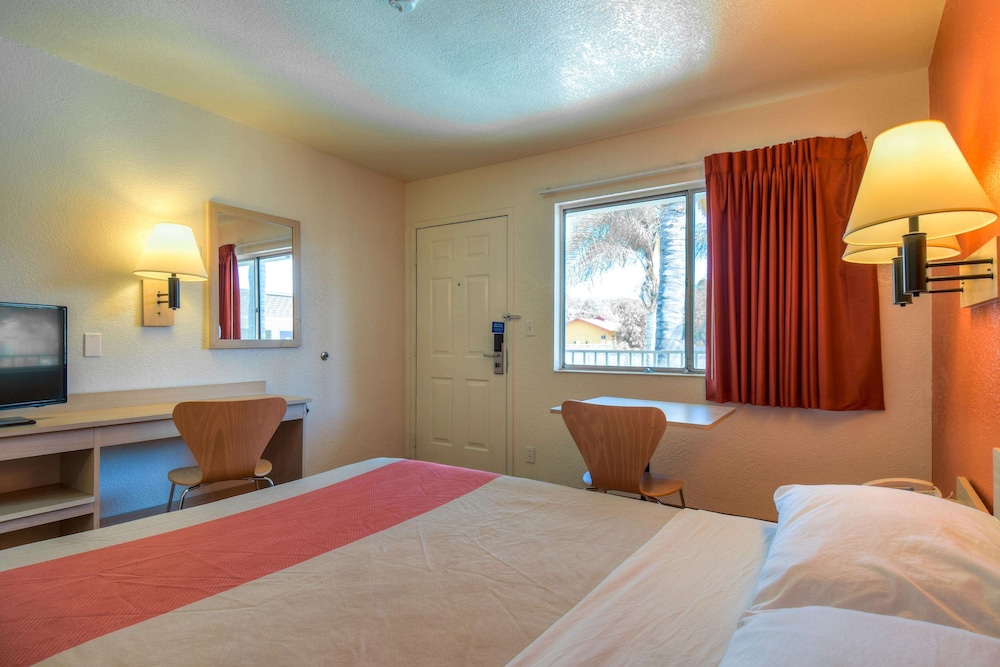 Standard Room, 1 Double Bed, Accessible, Non Smoking photo 3