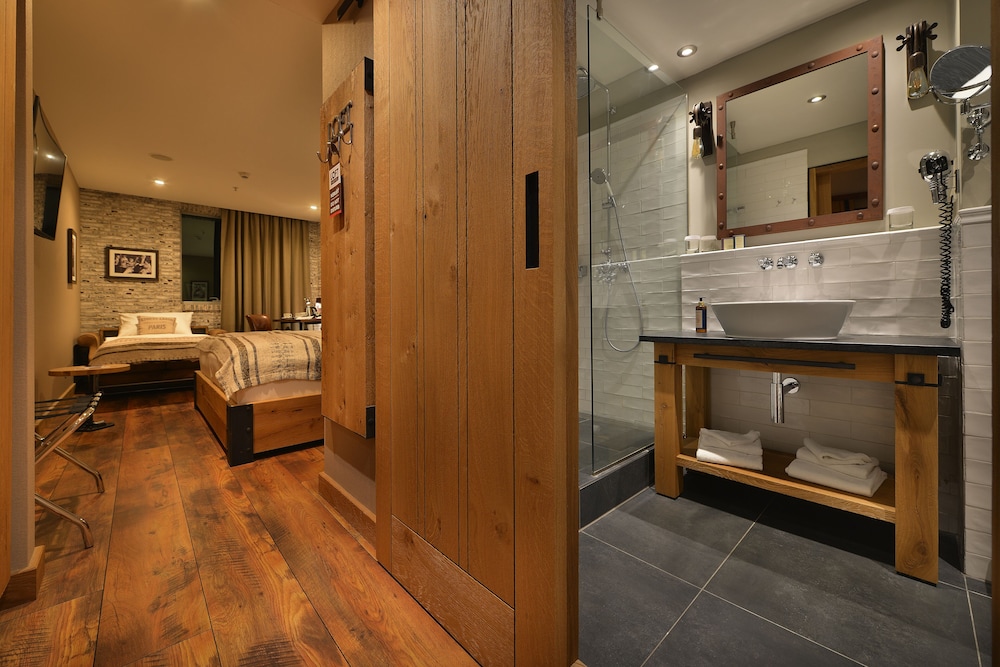 Comfort Triple Room, 1 King Bed with Sofa bed - Photo 8