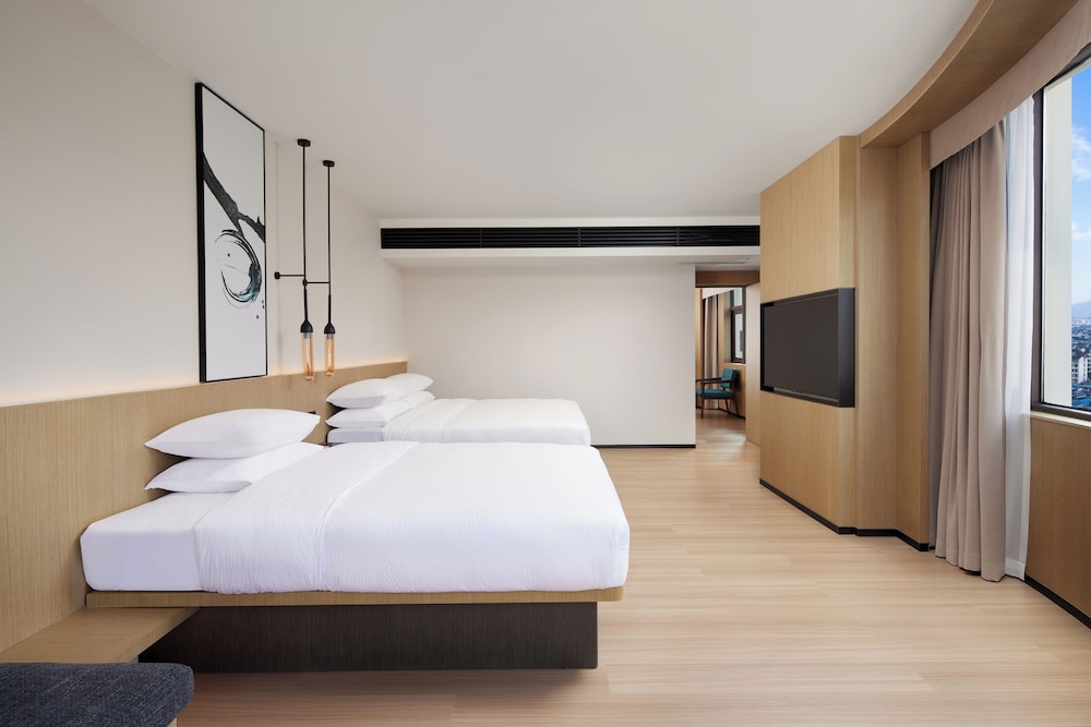 Family Suite, 2 Double Beds, City View photo 2