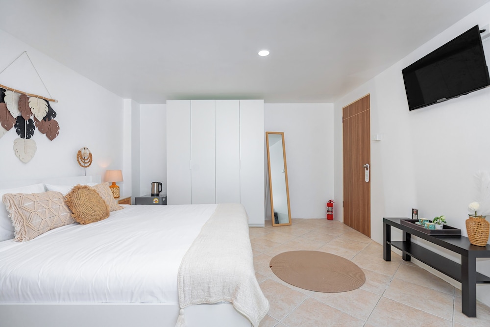 King Room with Balcony - Photo 3