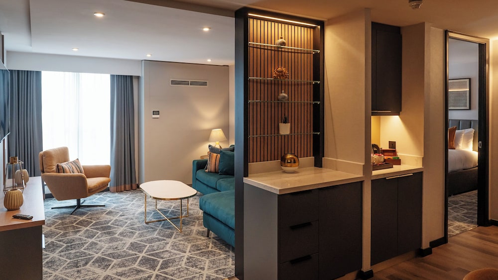 Suite, 1 Bedroom - Photo 7
