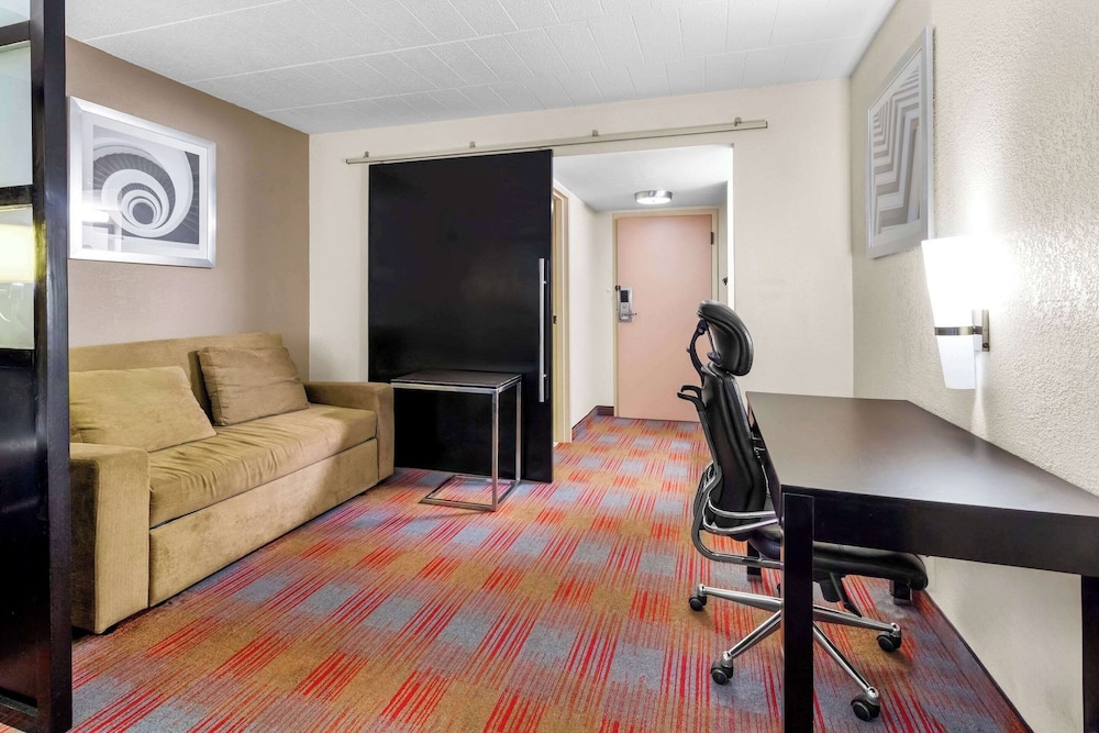 Standard Room, 1 King Bed with Sofa bed, Non Smoking - Photo 3