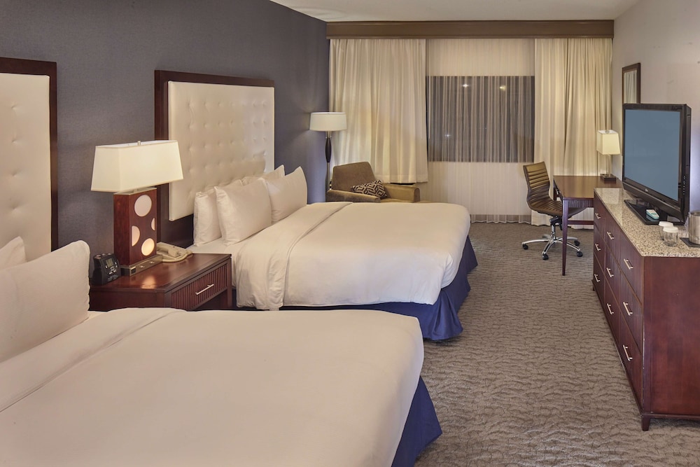 Room, 2 Queen Beds, Accessible, Bathtub - Photo 1