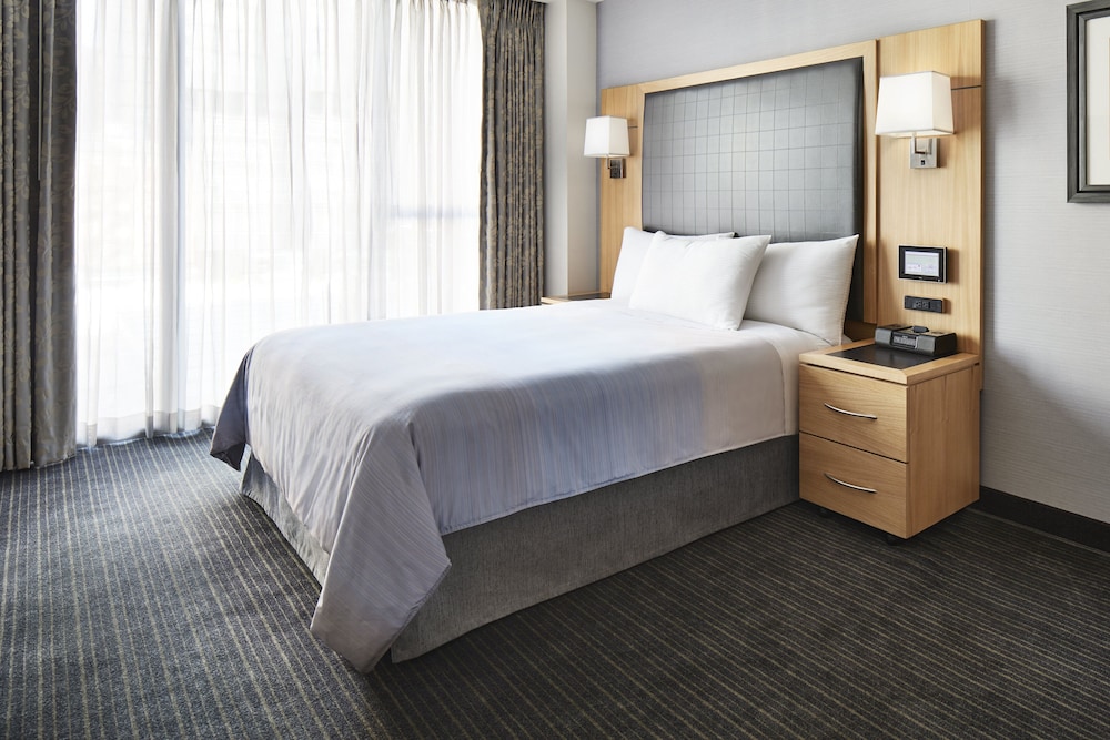 Suite, 1 Queen Bed with Sofa bed (One Room with Sofa Bed)