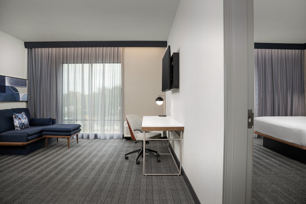 Suite, 1 Bedroom - Photo 1