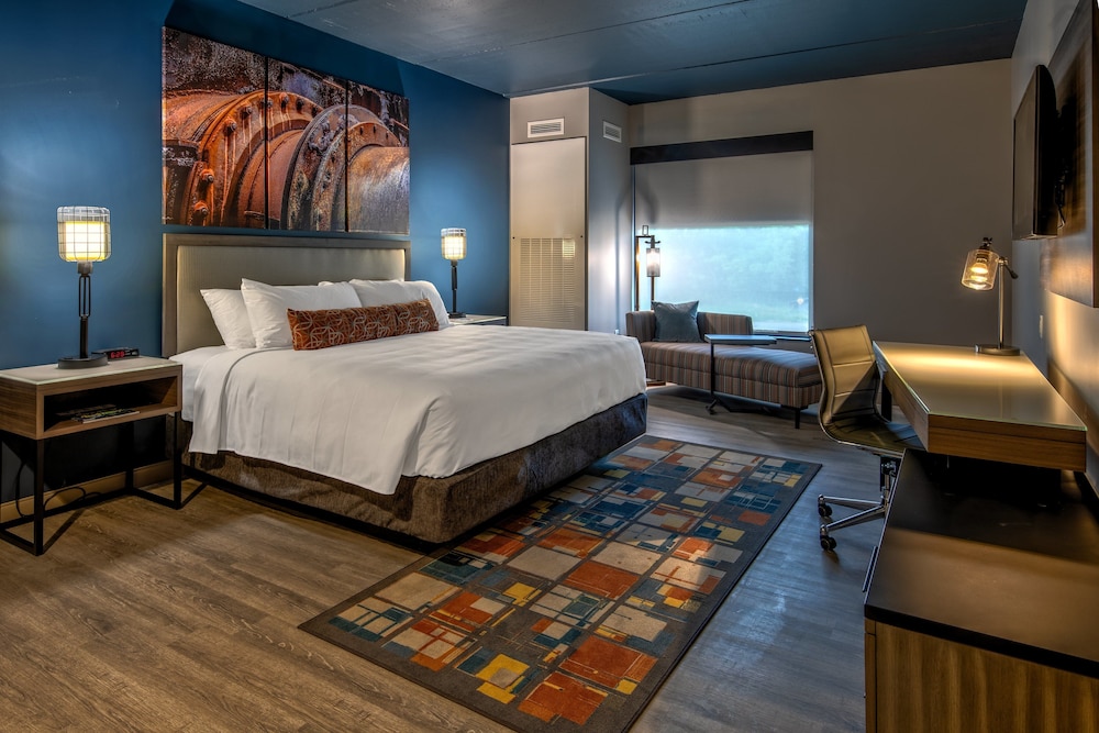 Standard Room, 1 King Bed, Mobility Accessible (Communications) photo 3