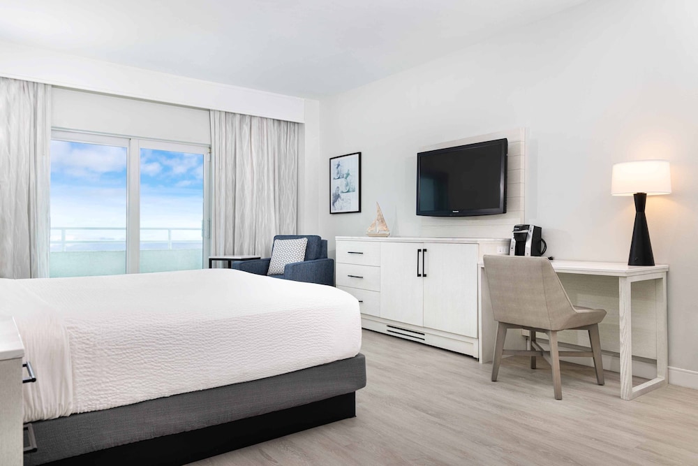 Standard Room, 1 King Bed, Oceanfront photo 2