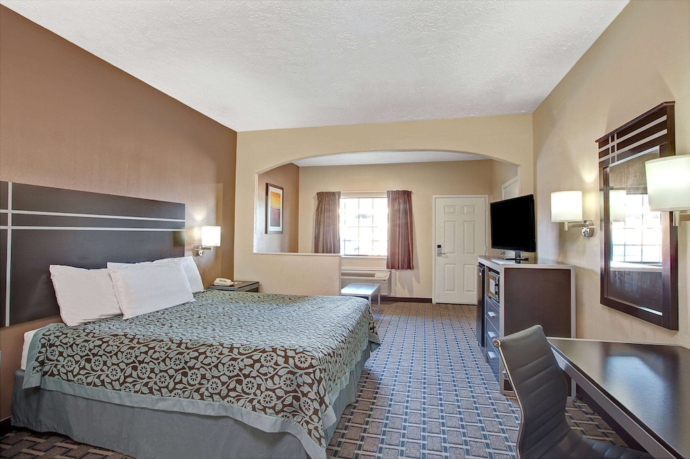 Suite, 1 King Bed, Accessible, Non Smoking (Mobility,Tub w/Grab Bars) photo 3
