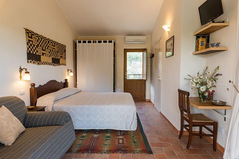 Deluxe House photo 2