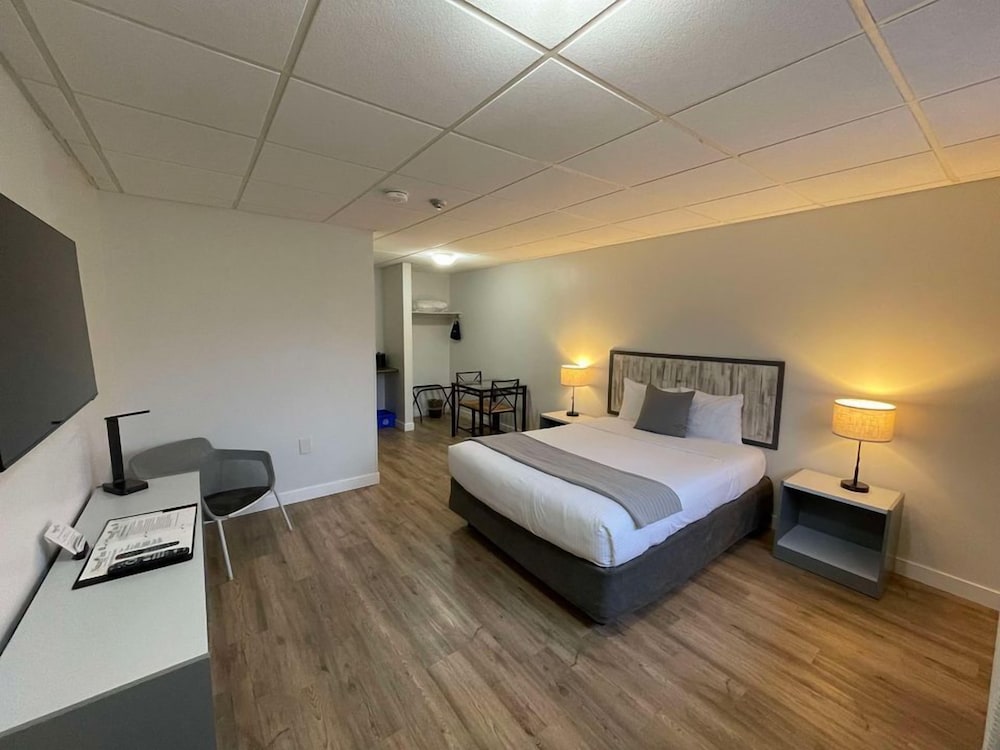 Standard Room, 1 Queen Bed, Refrigerator & Microwave, Ground Floor