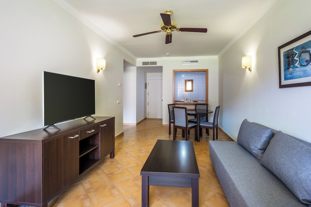 Family Room (Standard 2 Adults + 1 Child) photo 3