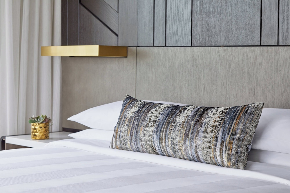 Room, 1 King Bed (University View) - Photo 4