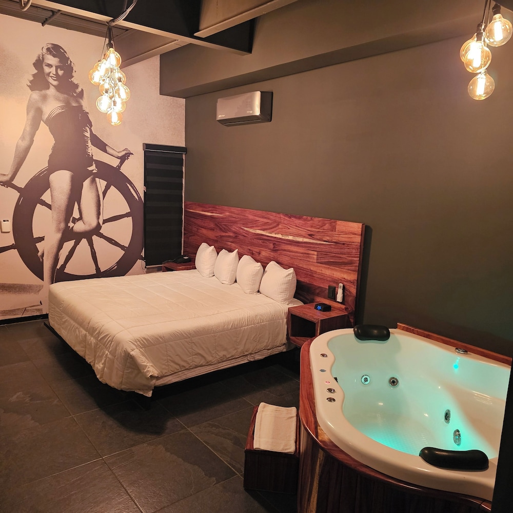 Suite, Hot Tub - Photo 2