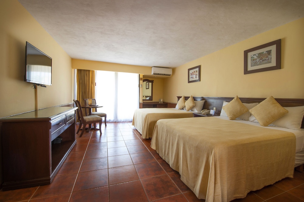 Executive Room, 2 Queen Beds - Photo 2