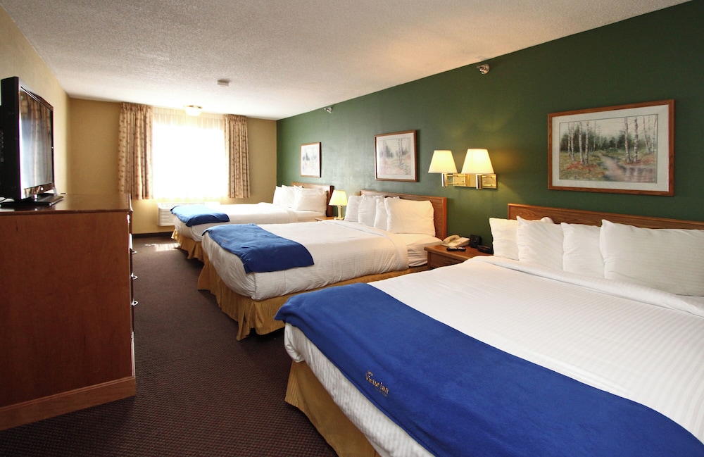 Suite, Multiple Beds (Triple Queen)