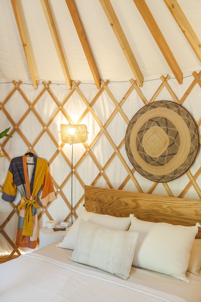 Luxury Tent, 1 Queen Bed With Sofa Bed, Patio, Garden View photo 3