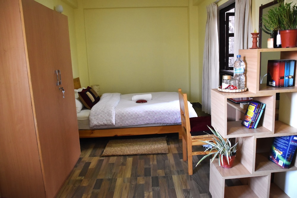 Deluxe Room, 1 Queen Bed, Private Bathroom, Courtyard Area photo 2