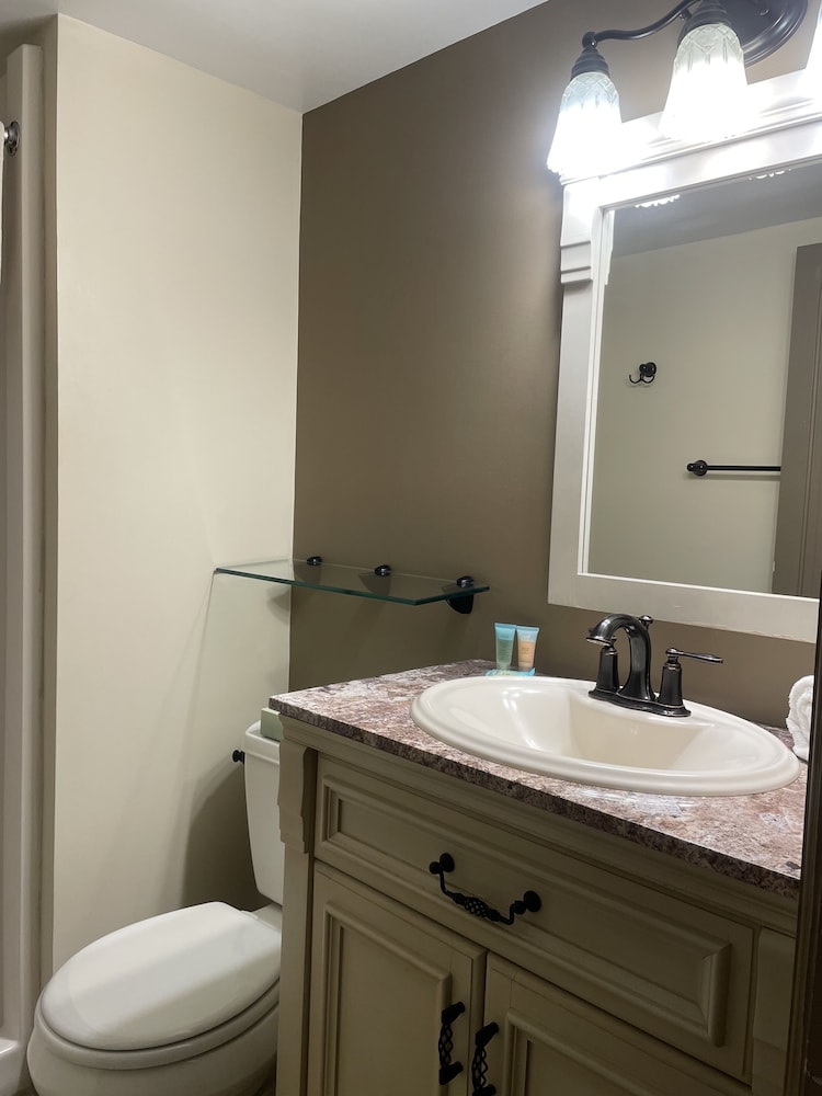 Standard Room, 1 Queen Bed photo 3