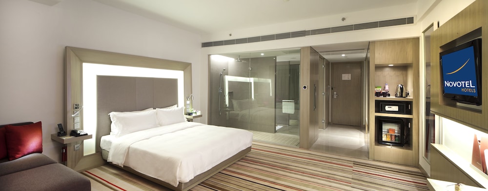 Premier Room, 1 King Bed - Photo 3