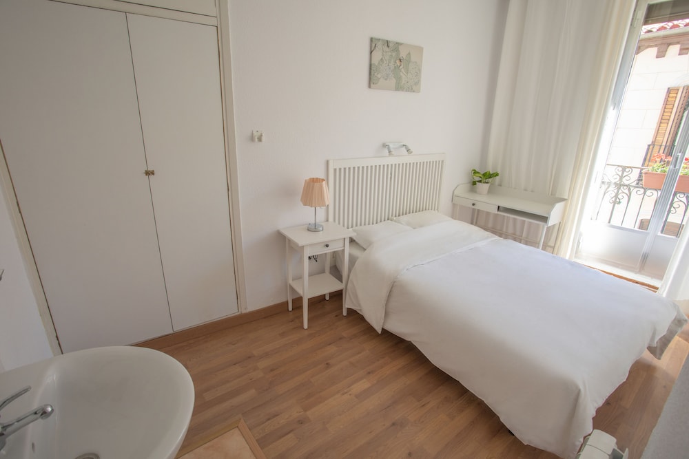 Basic Double Room, Balcony, City View photo 2