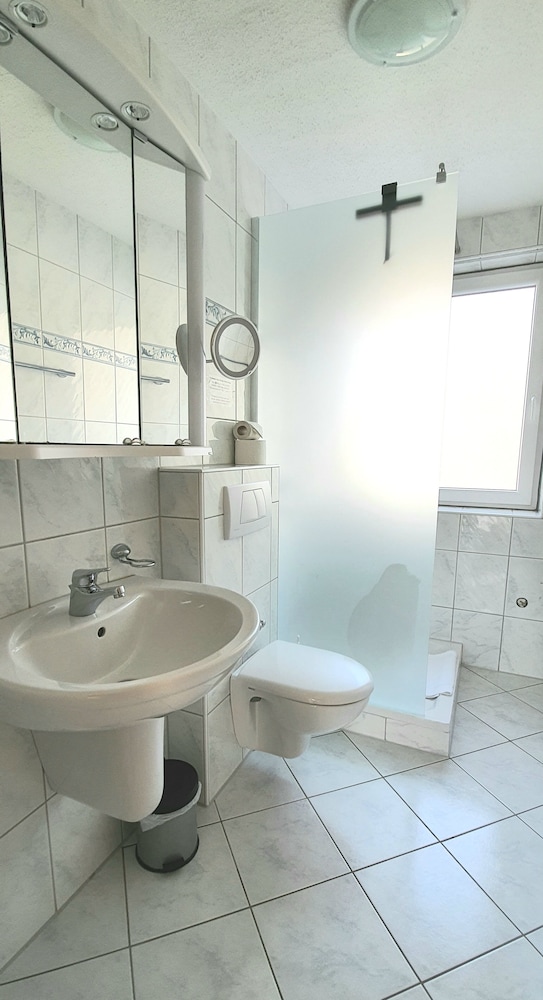 centrally located, modernly furnished 4 room apartment (128 m²) photo 3